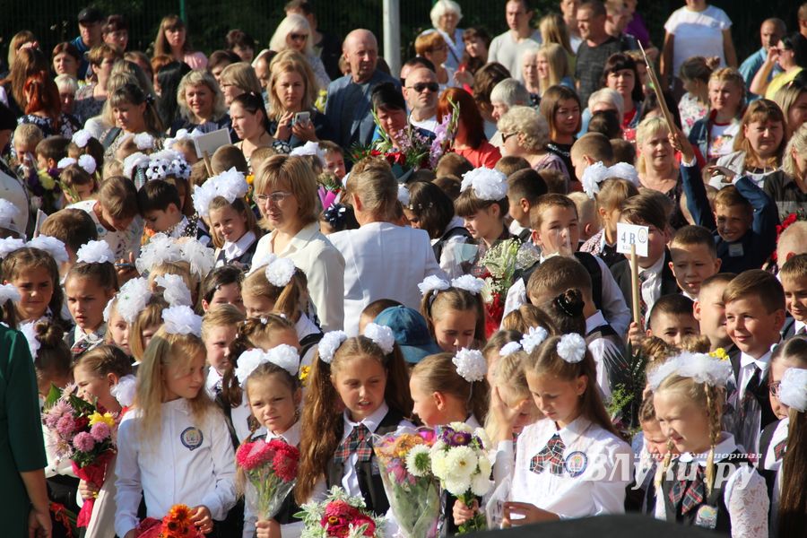 В Великих Луках торжественно встретили День знаний (ФОТО)