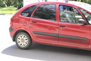 Большой автобус пострадал от маленькой легковушки (ФОТО)