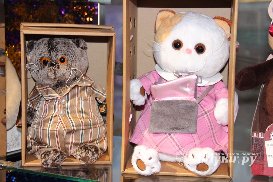 Кот Барон приготовил подарки для женщин