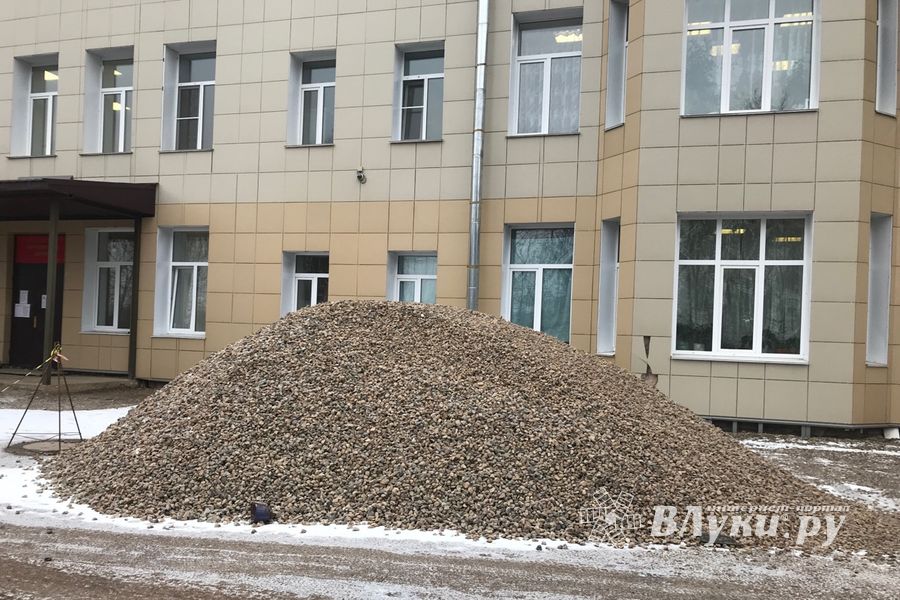 В Великих Луках приводят в порядок территорию Хирургического корпуса больницы (ФОТО)