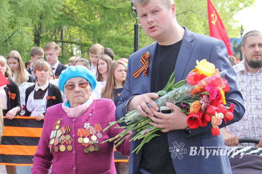 Парад Победы в Великих Луках (фото)