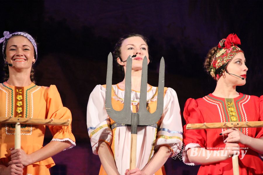 Кони стоят пьяные, хлопцы запряженные — в ГДК Ленина сыграли «Свадьбу в Малиновке» (ФОТО)