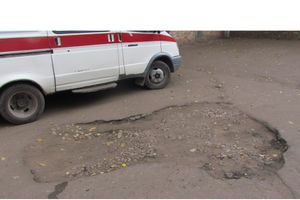 Великолучан ужасает качество дорожного покрытия на территории детской поликлиники №1 (фото)