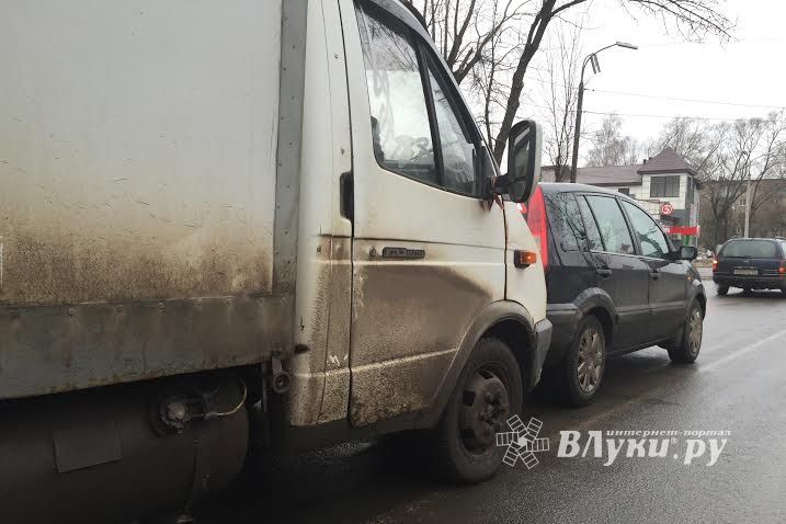 Фотофакт: еще одно ДТП в Великих Луках