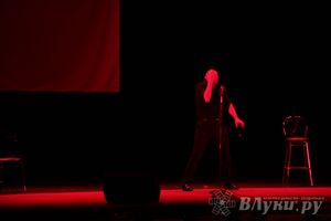 Максим Аверин выступил в Великих Луках с моноспектаклем (фото)