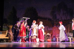 Кони стоят пьяные, хлопцы запряженные — в ГДК Ленина сыграли «Свадьбу в Малиновке» (ФОТО)