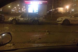 В Петербурге водитель самосвала залил цементом припаркованные автомобили и дорогу (фото)