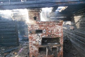 Из-за неправильной конструкции дымохода в Великолукском районе сгорел дом (фото)