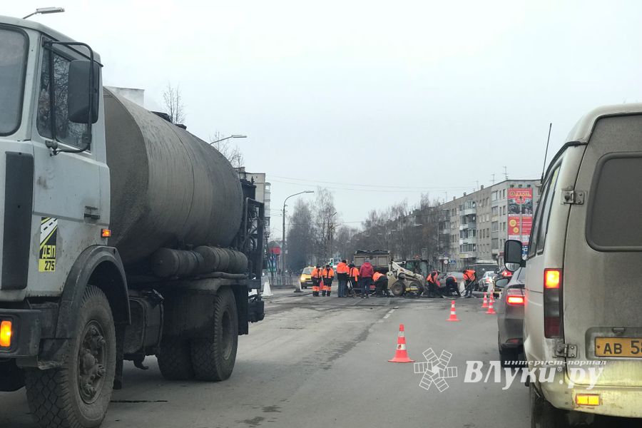 И вновь ремонт на проблемном перекрестке Великих Лук (ФОТО)