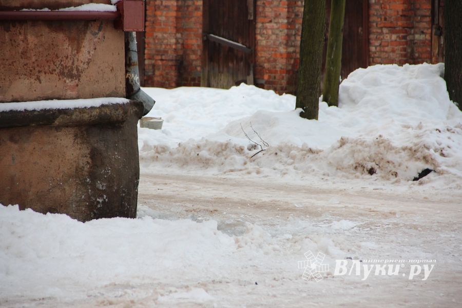 В Великих Луках чистят снег с крыш (ФОТО)