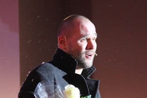 Максим Аверин выступил в Великих Луках с моноспектаклем (фото)