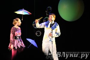 Шоу магических зонтиков и мыльных пузырей увидели юные великолучане