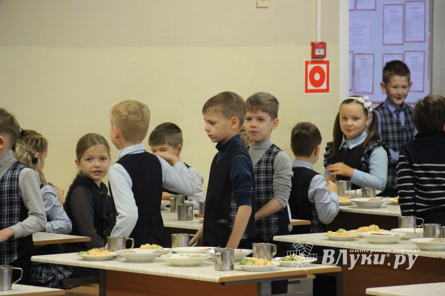 В школах Великих Лук проводят анкетирование по питанию младшеклассников (ФОТО)