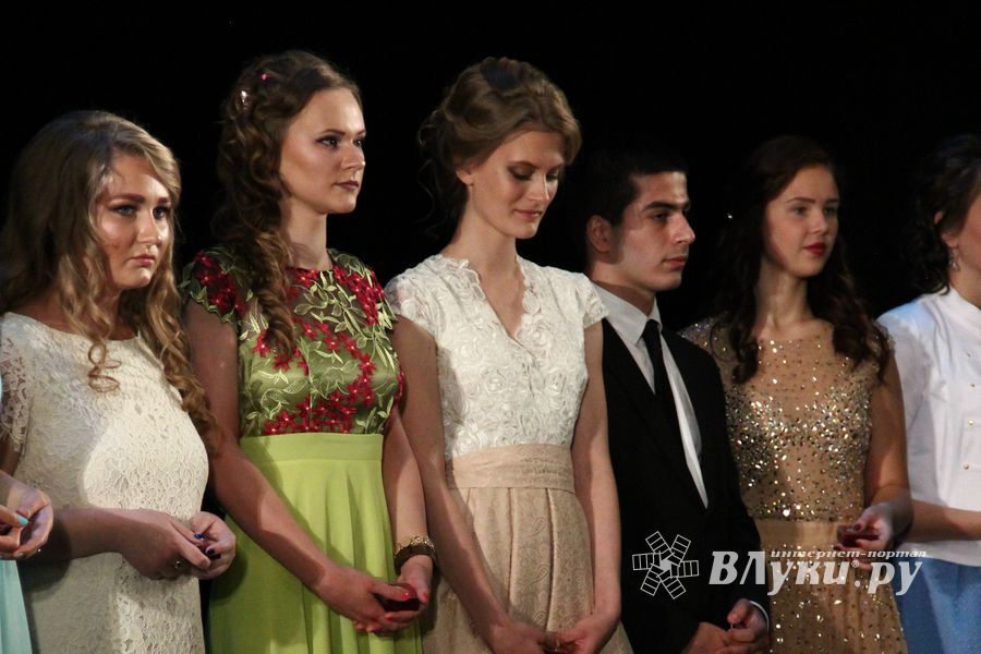 Великолуких выпускников наградили (ФОТО)