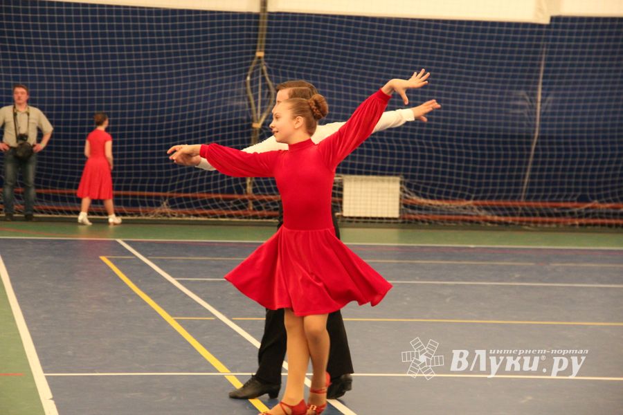 В Великих Луках прошел турнир по спортивным бальным танцам (ФОТО)
