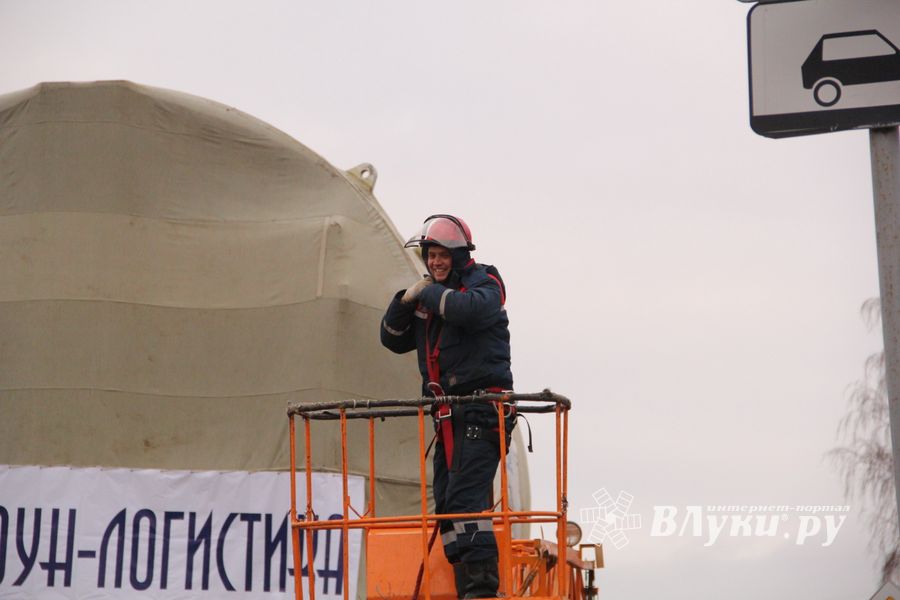 Негабаритный автопоезд вновь следует по улицам Великих Лук