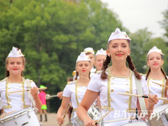 В Великих Луках проходит Международный фестиваль-конкурс среди мажореток и барабанщиц (ФОТО)