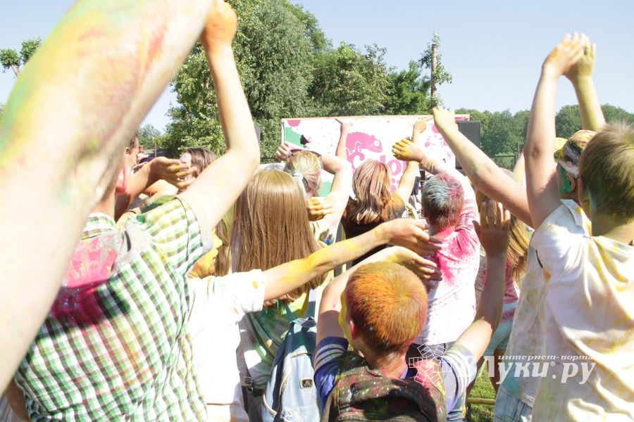 Яркие эмоции «ColorFest» в Великих Луках (ФОТО)
