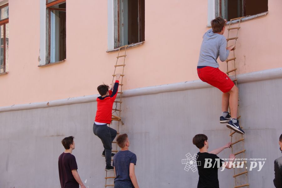 В Великих Луках в 10 лицее «освободили» заложников (ФОТО)
