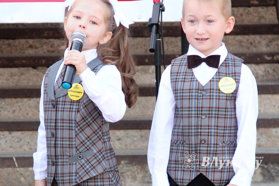 Самую многочисленную школу Великих Лук пополнили 116 первоклассников (ФОТО)