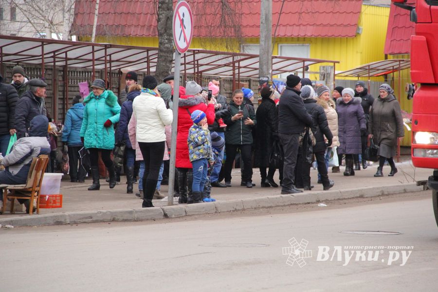 Негабаритный автопоезд вновь следует по улицам Великих Лук