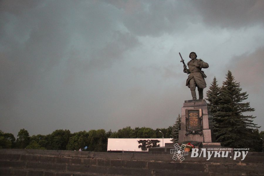 Ураган в Псковской области валил деревья и срывал крыши (ФОТО)