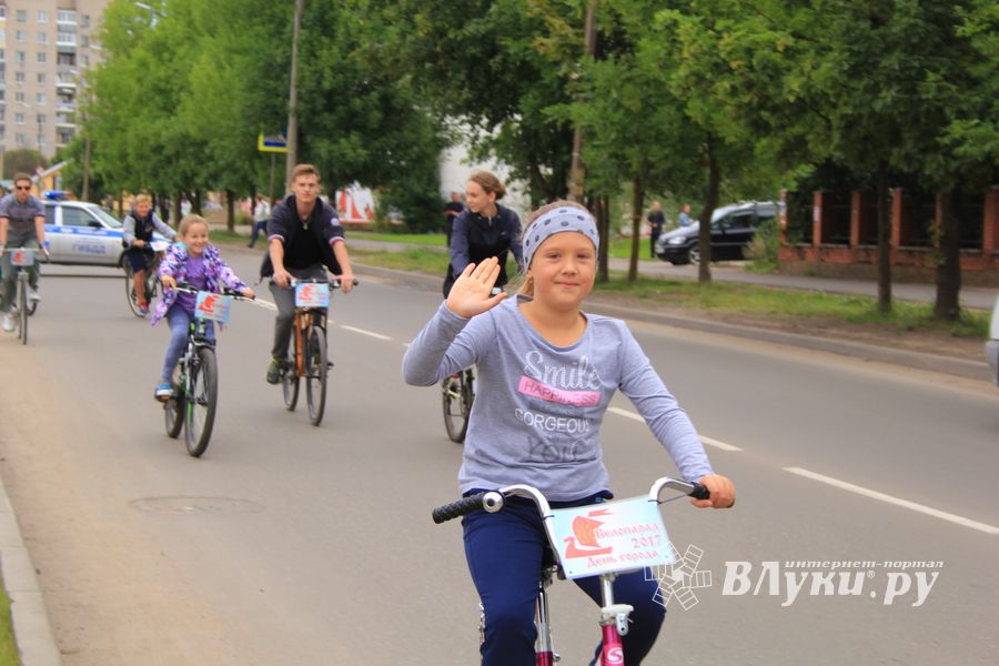 В Великих Луках прошёл Велопарад (ФОТО)