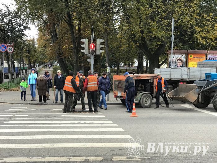 На центральном перекрёстке Великих Лук затруднено движение (ФОТО)