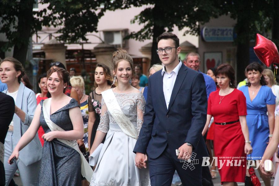 Великолукской «Бригантине» пришлось поплавать под дождём (ФОТО)