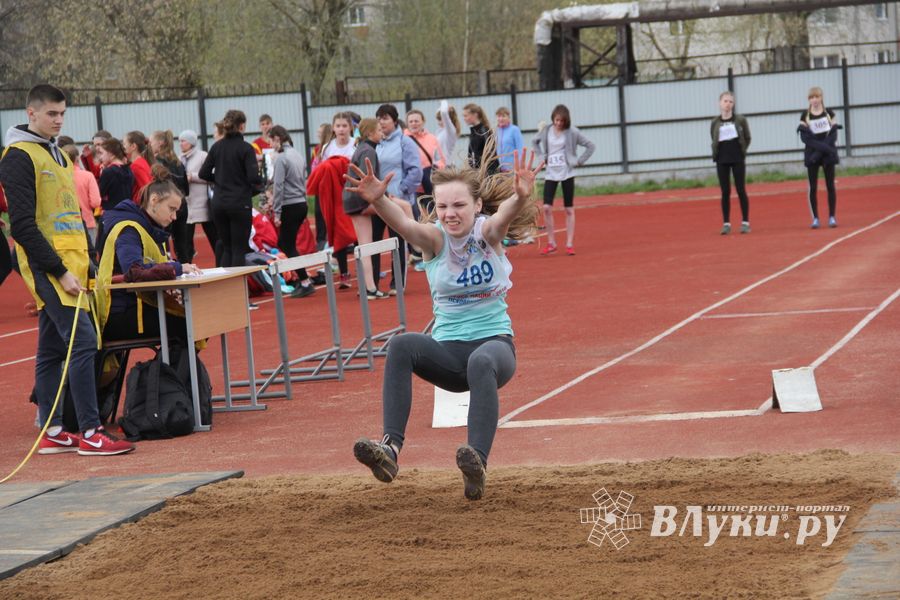 В Великих Луках проходят соревнования «Шиповка юных» (ФОТО)