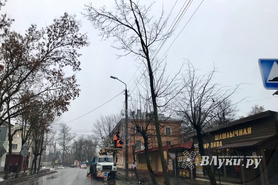 Улицу Вокзальную украшают к празднику (ФОТО)