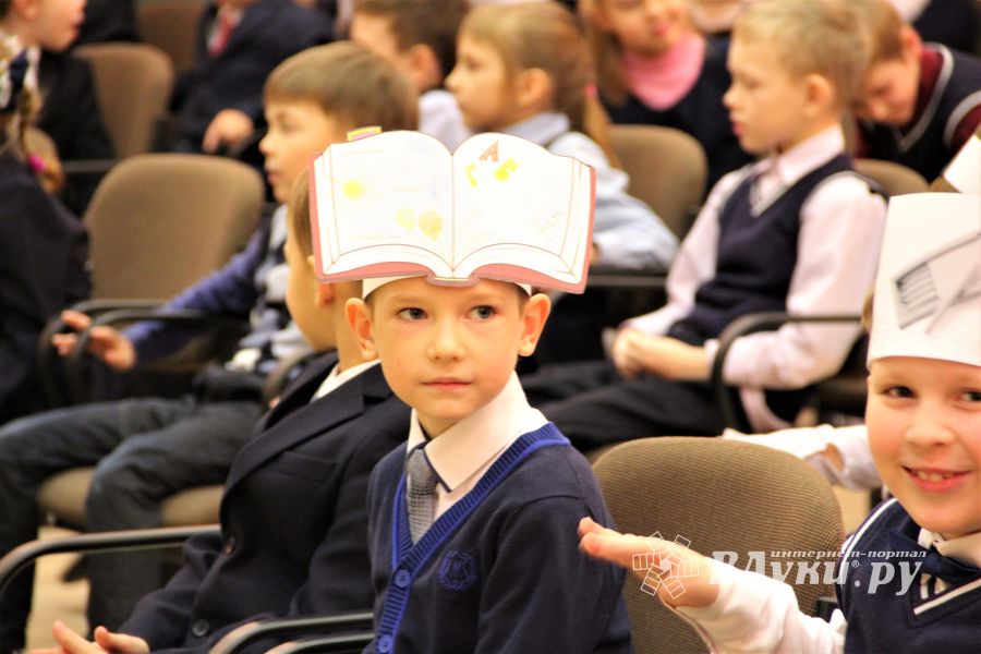 Зачем самых младших учеников 13-й школы испачкали мелом (ФОТО)