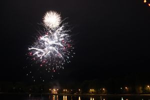 В Великих Луках прогремел праздничный салют в честь Дня Победы (ФОТО)