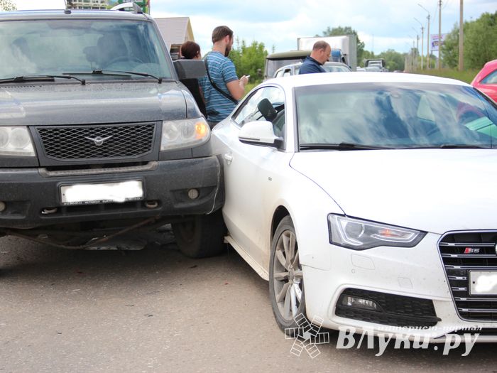 В Великих Луках произошло тройное ДТП (ФОТО)