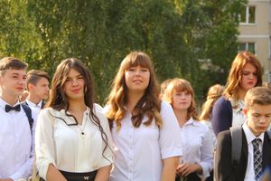 1 сентября в школах Великих Лук прошли Торжественные линейки (ФОТО)