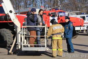 В центре Великих Лук спасатели продемонстрировали свою технику (ФОТО)