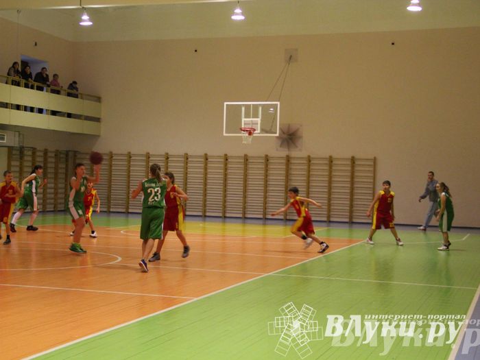 Интересный баскетбольный матч прошел в Великих Луках (фото)
