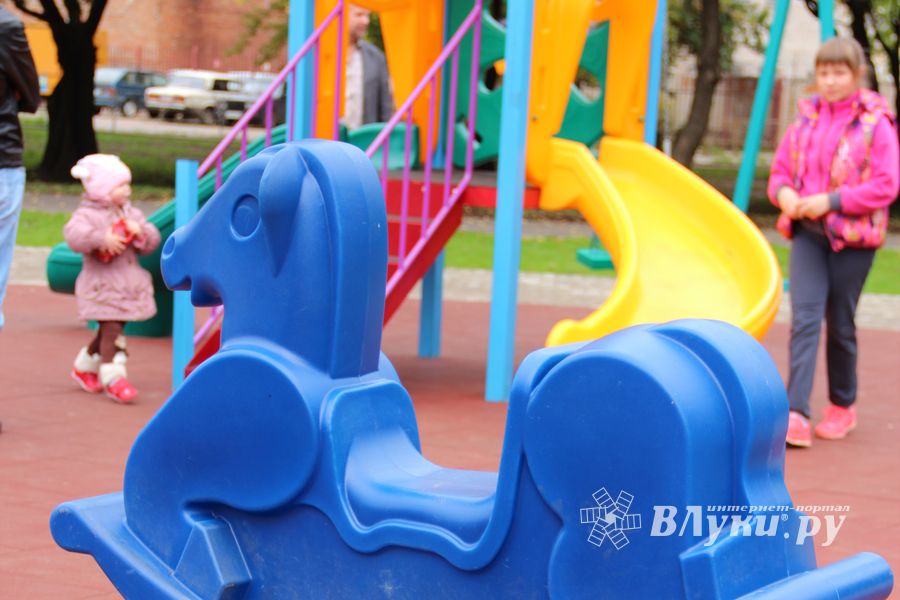 Благоустроенный сквер по улице Жукова начал радовать детей (фото)