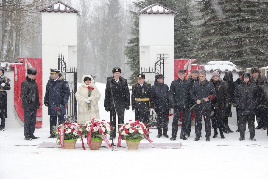 Великолучане возложили цветы на братском мемориальном захоронении (ФОТО)