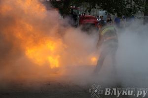В Великих Луках прошли соревнования среди пожарных