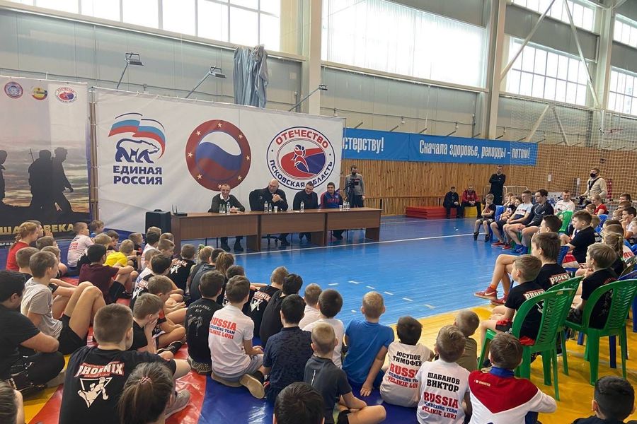 Николай Валуев посетил тренировку великолукских спортсменов (ФОТО)