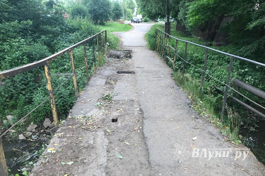 Великие Луки: Где-то строят, а где-то — рушится (ФОТО)