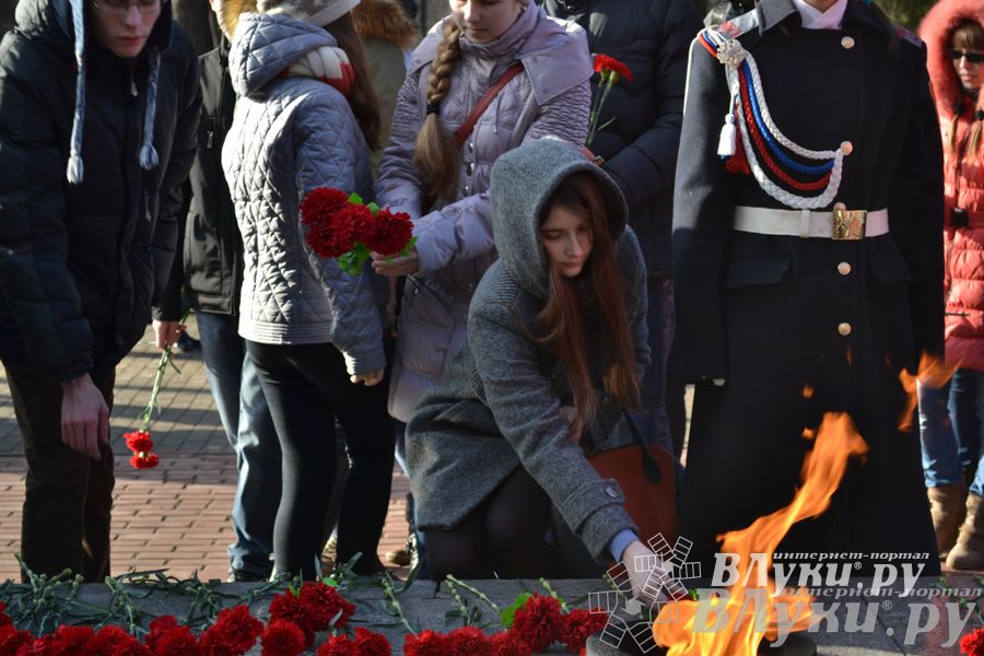 День защитника отечества в Великих Луках отметили памятным митингом и салютом