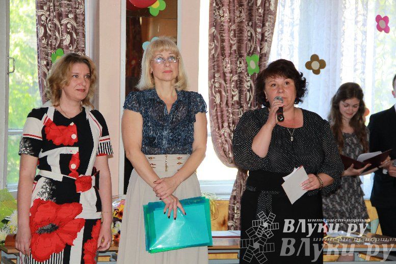 В Великих Луках прозвенели «Последние звонки»