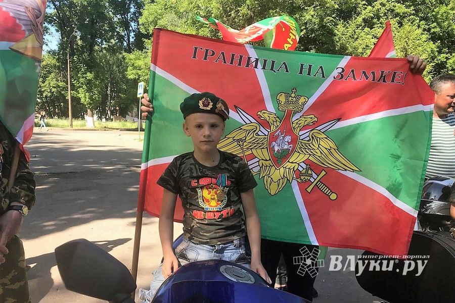 «Злёные береты» в Великих Луках отмечают 100-летие Пограничной службы (ФОТО)