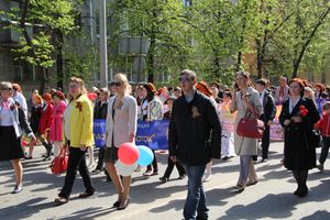 9 мая в Великих Луках. Шествие и салют