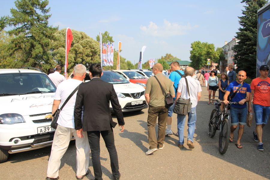 ​В Великих Луках в День Города прошла «Автовыставка 2018 - ЛЕТО» (ФОТО)