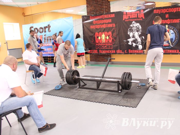 В Великих Луках прошел открытый городской турнир по пауэрлифтингу (фото)