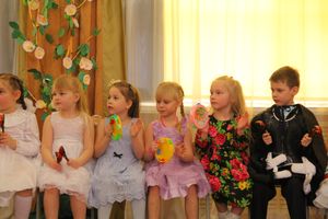 Юные великолучане поздравили мам и бабушек с помощью Золушки (ФОТО)