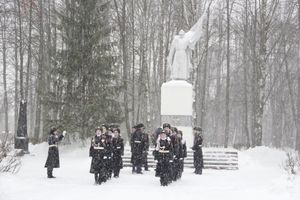 Великолучане возложили цветы на братском мемориальном захоронении (ФОТО)